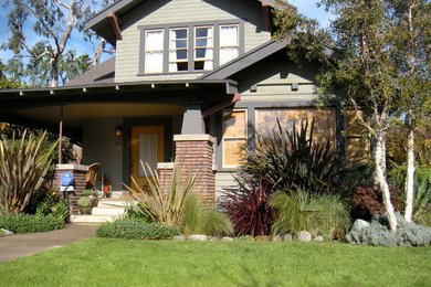Пример оригинального дизайна: большой солнечный участок и сад на переднем дворе в современном стиле с хорошей освещенностью