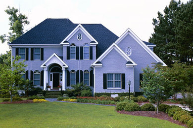 Photo of a mid-sized traditional full sun front yard formal garden in Charleston for summer.