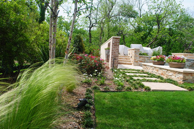 Diseño de camino de jardín minimalista grande en patio trasero con jardín francés y adoquines de piedra natural