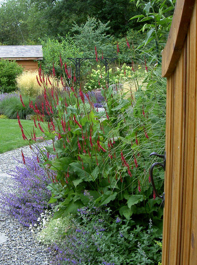 Contemporary Garden by Bliss Garden Design, LLC