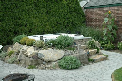 Cette photo montre un jardin arrière avec un point d'eau.