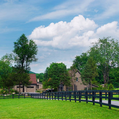 Photo of a farmhouse front yard driveway in Philadelphia.