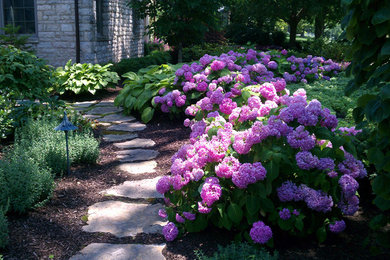 Ejemplo de camino de jardín clásico grande en verano en patio delantero con exposición reducida al sol y adoquines de piedra natural