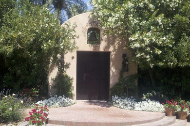 Design ideas for a traditional landscaping in Phoenix.