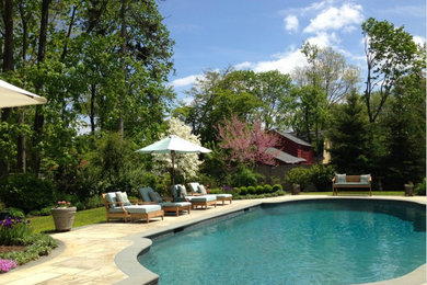 На фото: бассейн на заднем дворе в стиле неоклассика (современная классика) с покрытием из каменной брусчатки с