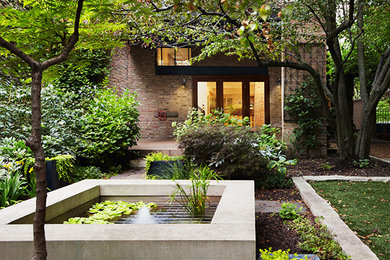 シカゴにある高級な小さなインダストリアルスタイルのおしゃれな庭 (半日向、天然石敷き) の写真