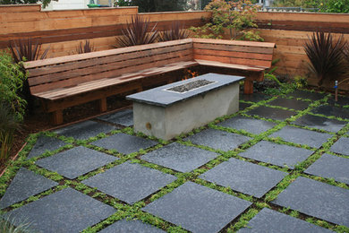 Идея дизайна: участок и сад среднего размера на переднем дворе в современном стиле с местом для костра, полуденной тенью и покрытием из каменной брусчатки