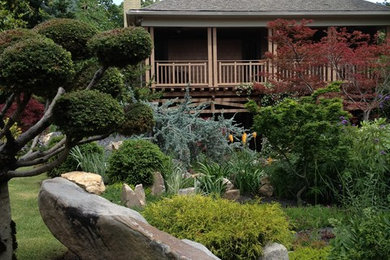 Imagen de jardín asiático grande en patio trasero con fuente y exposición total al sol