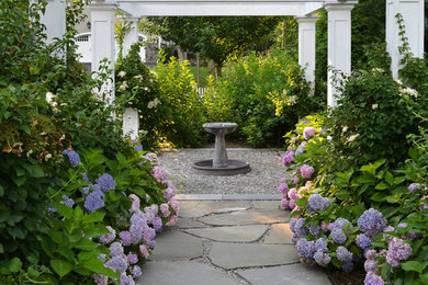 Diseño de camino de jardín tradicional en patio lateral con adoquines de piedra natural