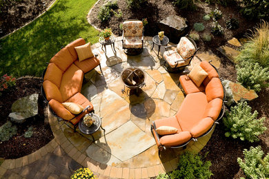 Идея дизайна: маленький солнечный, летний регулярный сад на заднем дворе в классическом стиле с местом для костра, хорошей освещенностью и покрытием из каменной брусчатки для на участке и в саду