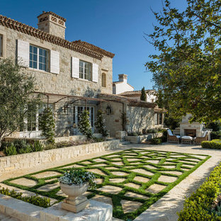Mediterraner Garten mit Natursteinplatten und Kamin in Orange County