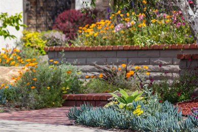 オレンジカウンティにあるお手頃価格の中くらいな、春のトラディショナルスタイルのおしゃれな前庭 (庭への小道、半日向、レンガ敷き) の写真