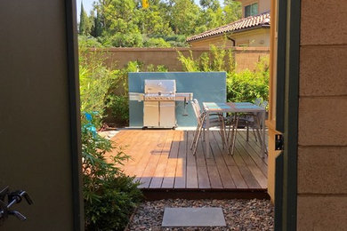 Foto de jardín de secano minimalista con fuente y adoquines de hormigón