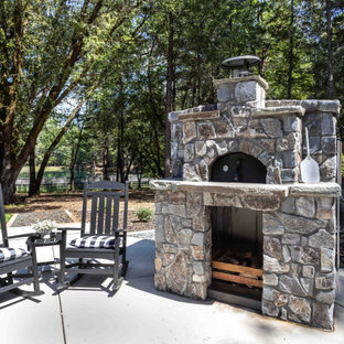 Geräumiger Landhaus Garten hinter dem Haus mit Kamin und direkter Sonneneinstrahlung in Sacramento