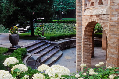 Geometrische, Große, Halbschattige Mediterrane Gartenmauer im Sommer, hinter dem Haus mit Natursteinplatten in Chicago