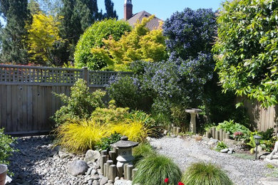 Imagen de jardín rural pequeño en patio trasero con exposición total al sol y adoquines de piedra natural