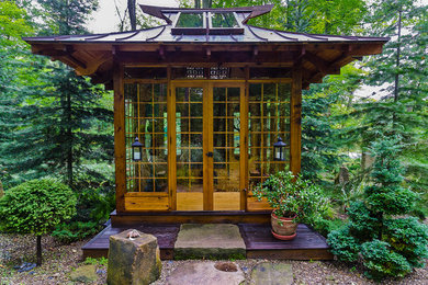 Ejemplo de jardín de estilo zen de tamaño medio en patio trasero con exposición parcial al sol y gravilla