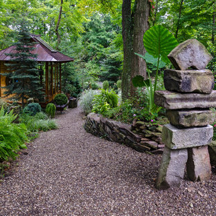 Esempio di un giardino etnico esposto a mezz'ombra di medie dimensioni e dietro casa con ghiaia