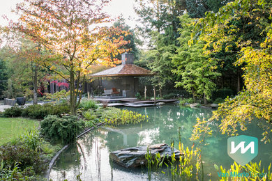 Imagen de jardín de secano de estilo zen de tamaño medio en otoño en patio trasero con estanque y exposición reducida al sol