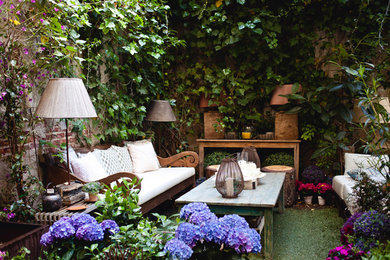 Modelo de jardín mediterráneo pequeño en patio trasero con jardín francés, jardín vertical y exposición reducida al sol