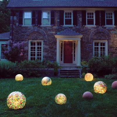 Design ideas for a traditional front yard landscaping in Philadelphia.