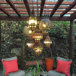 Immagine di un giardino tropicale in ombra di medie dimensioni e dietro casa in primavera con pavimentazioni in cemento