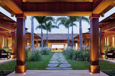 ハワイにあるトロピカルスタイルのおしゃれな中庭の写真