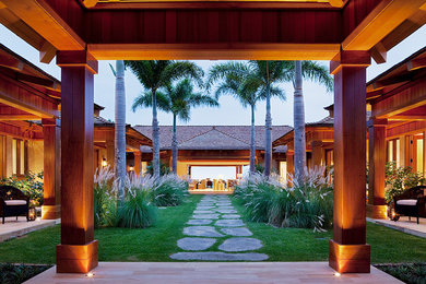 ハワイにあるトロピカルスタイルのおしゃれな中庭の写真