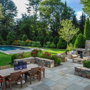 Geometrischer, Geräumiger, Halbschattiger Klassischer Garten im Sommer, hinter dem Haus mit Kamin und Betonplatten in Denver