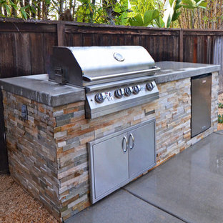 Kleiner, Halbschattiger Moderner Kiesgarten im Sommer, hinter dem Haus mit Kamin in San Diego