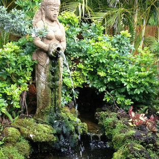 Immagine di un giardino tropicale con fontane