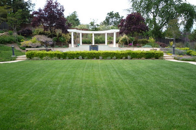 На фото: большой солнечный регулярный сад на заднем дворе в современном стиле с хорошей освещенностью с