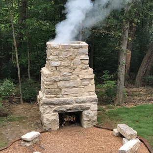 Uriger Garten hinter dem Haus mit Kamin in Sonstige