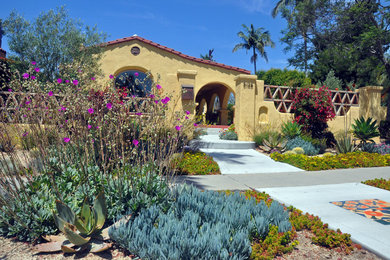 Photo of a mediterranean drought-tolerant front yard landscaping in San Diego.