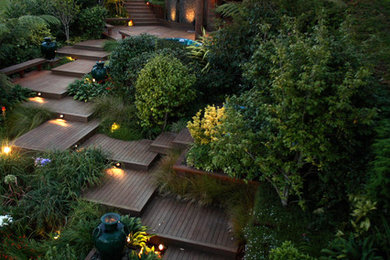 Foto di un ampio giardino minimal esposto a mezz'ombra dietro casa con pedane