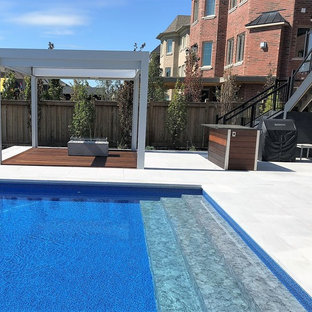 Mittelgroßer Moderner Garten im Sommer, hinter dem Haus mit Kamin, direkter Sonneneinstrahlung und Natursteinplatten in Toronto
