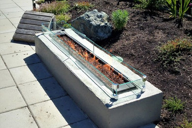 Großer Moderner Garten hinter dem Haus mit direkter Sonneneinstrahlung und Betonboden in Seattle