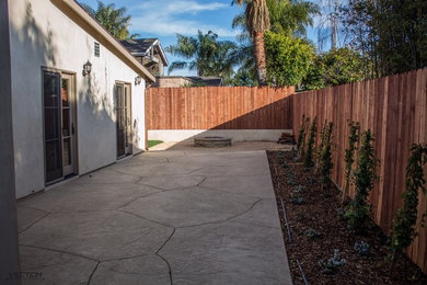 Design ideas for a mid-sized traditional side yard mulch landscaping in Santa Barbara.
