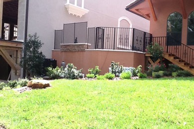 Imagen de jardín clásico de tamaño medio en patio trasero con exposición parcial al sol