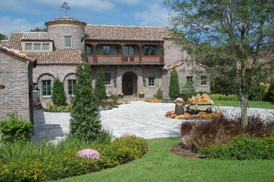 Imagen de acceso privado clásico grande en patio delantero con exposición total al sol y adoquines de piedra natural