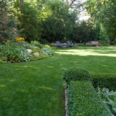 Design ideas for a traditional partial sun backyard landscaping in Chicago.