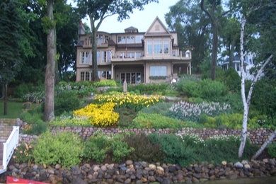 Photo of a traditional landscaping in Milwaukee.