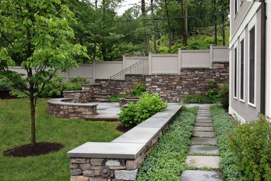 Idee per un grande giardino design esposto in pieno sole dietro casa in autunno con un ingresso o sentiero e pavimentazioni in cemento