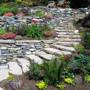 Foto di un giardino design con un muro di contenimento e un pendio, una collina o una riva
