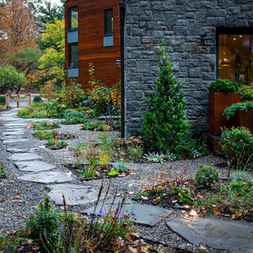 Lakefront Idyll - Gravel Courtyard