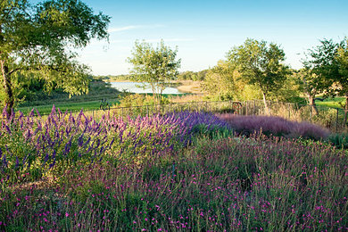 Inspiration for a drought-tolerant and full sun hillside landscaping in Dallas.