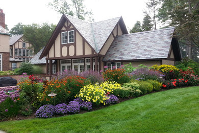 Design ideas for a mid-sized traditional full sun backyard landscaping in Grand Rapids for summer.