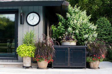 Inspiration for a transitional landscaping in Chicago.