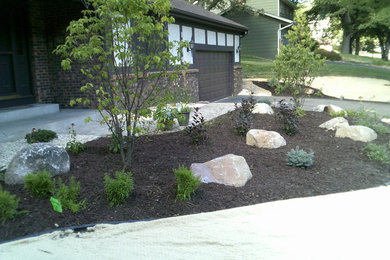 Design ideas for a contemporary front driveway garden in Minneapolis.