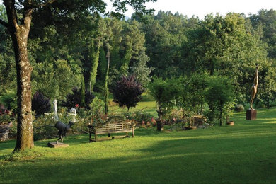 Idee per un ampio giardino formale tradizionale esposto a mezz'ombra in estate con un pendio, una collina o una riva e un ingresso o sentiero